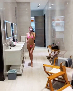 Khloe Kardashian Nude Leaks OnlyFans Photo 30