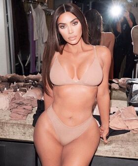 Kim Kardashian Nude Leaks OnlyFans Photo 689