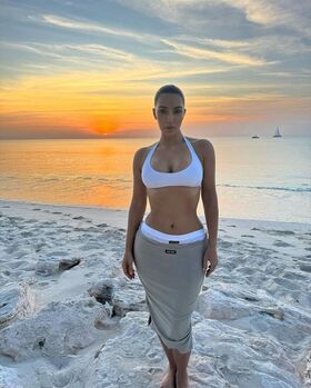 Kim Kardashian Nude Leaks OnlyFans Photo 945