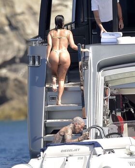 Kourtney Kardashian Nude Leaks OnlyFans Photo 181