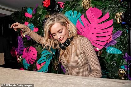 Laura Whitmore Nude Leaks OnlyFans Photo 57