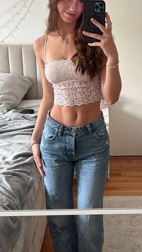 Lea Viktoria Nude Leaks OnlyFans Photo 2