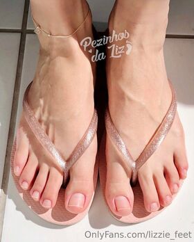lizzie_feet