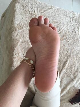 Lyz Feet Nude Leaks OnlyFans Photo 1