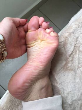 Lyz Feet Nude Leaks OnlyFans Photo 3