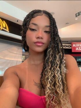 Malva Fotografie scursă ilegal OnlyFans dezbrăcată 2