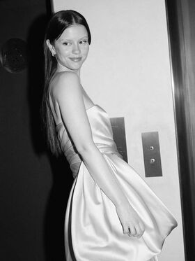 Mia Goth Foto filtrada desnuda de OnlyFans 229