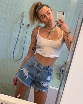 Miley Cyrus Nude Leaks OnlyFans Photo 2