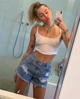 Miley Cyrus Nude Leaks OnlyFans Photo 3