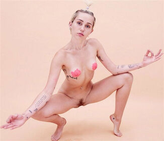Miley Cyrus Nude Leaks OnlyFans Photo 8