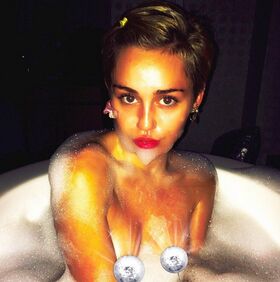 Miley Cyrus Nude Leaks OnlyFans Photo 79
