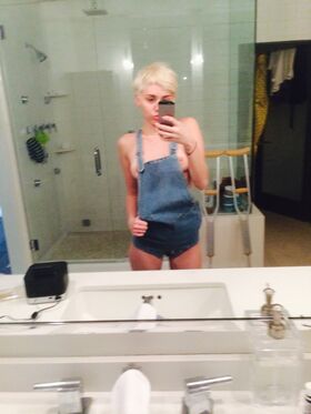Miley Cyrus Nude Leaks OnlyFans Photo 98