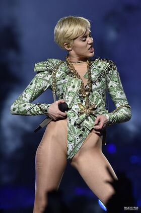 Miley Cyrus Nude Leaks OnlyFans Photo 235