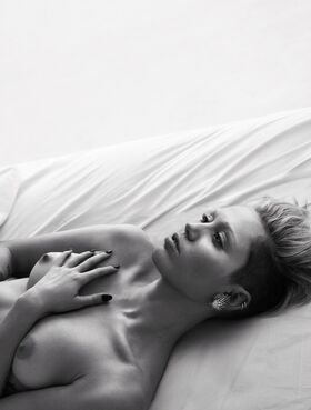 Miley Cyrus Nude Leaks OnlyFans Photo 246