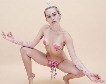 Miley Cyrus Nude Leaks OnlyFans Photo 273