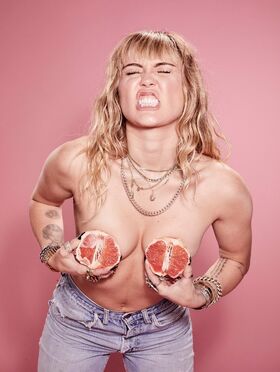 Miley Cyrus Nude Leaks OnlyFans Photo 369
