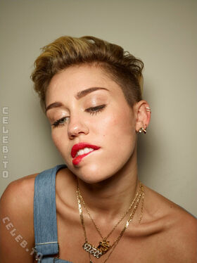 Miley Cyrus Foto filtrada desnuda de OnlyFans 2292