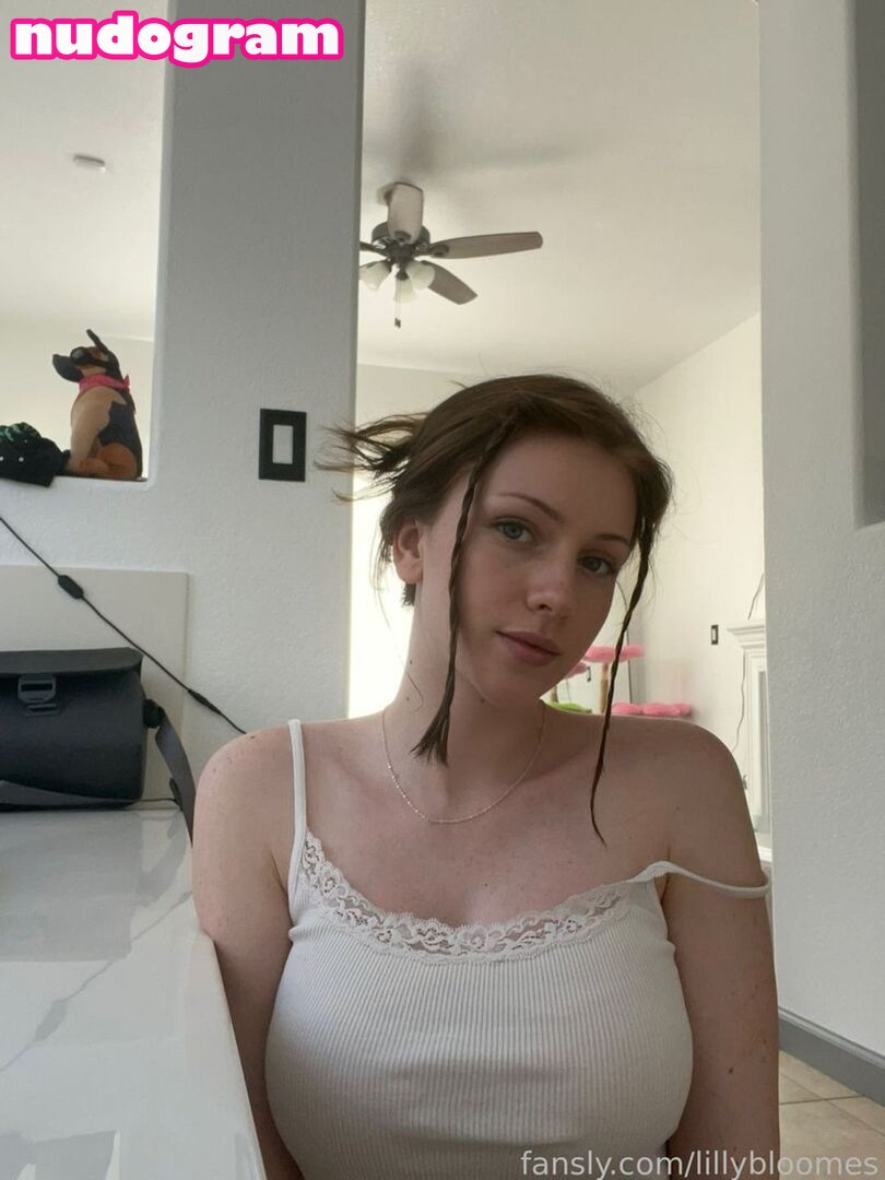 Emily Taylor fully exposed her bare skin