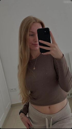 Nadine von relaxASMR