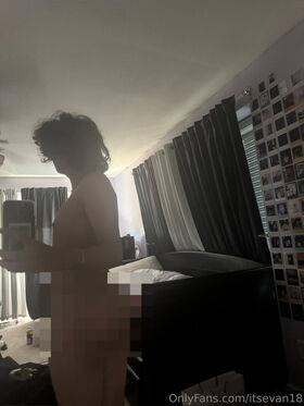 onlyevanof Fotografie scursă ilegal OnlyFans dezbrăcată 2