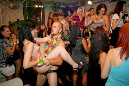 Party Hardcore Nahé uniklé OnlyFans foto 282