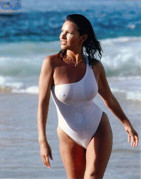 Raquel Welch Nude Leaks OnlyFans Photo 10