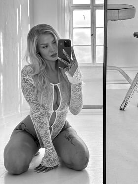 Raya Henriette Procurena gola OnlyFans fotografija 6