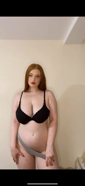 Redheadroxy Procurena gola OnlyFans fotografija 3