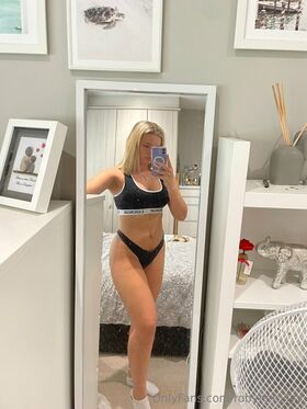 Robyn Emily Nude Leaks OnlyFans Photo 19