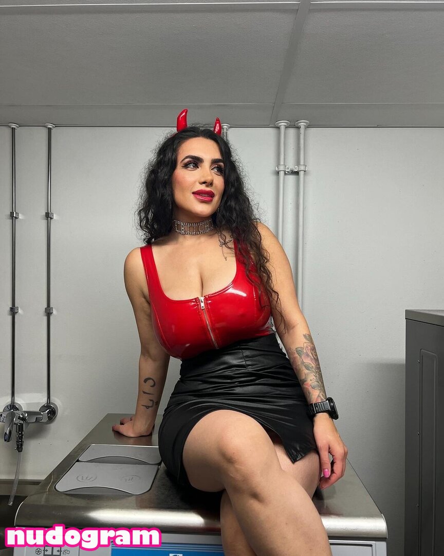 Rojin Birzoi  rojinbirzoi Гола изтичане OnlyFans снимка 28 - Nudogram v2.1