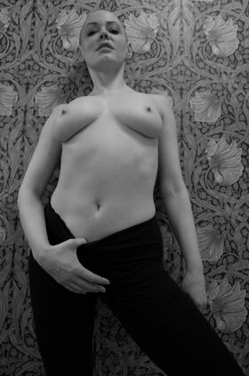 Rose McGowan Nude Leaks OnlyFans Photo 3