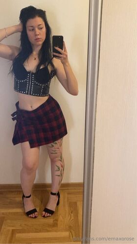 rosexema Procurena gola OnlyFans fotografija 12