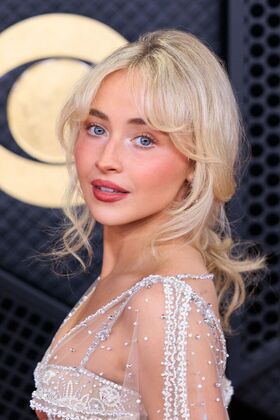 Sabrina Carpenter Nude Leaks OnlyFans Photo 976