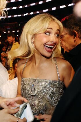 Sabrina Carpenter Nude Leaks OnlyFans Photo 981