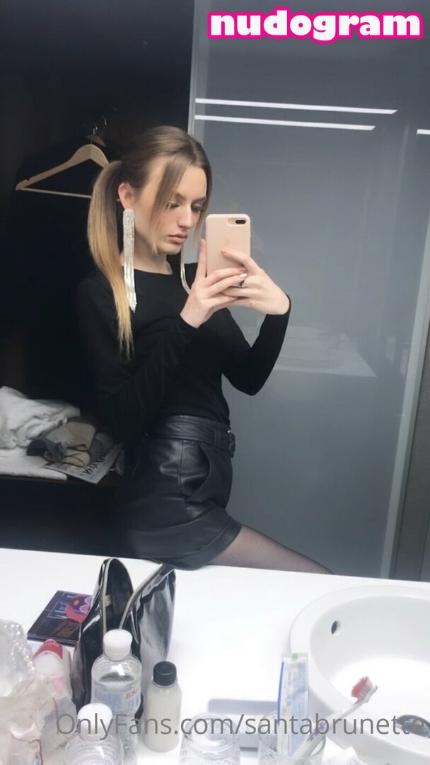 santabrunette