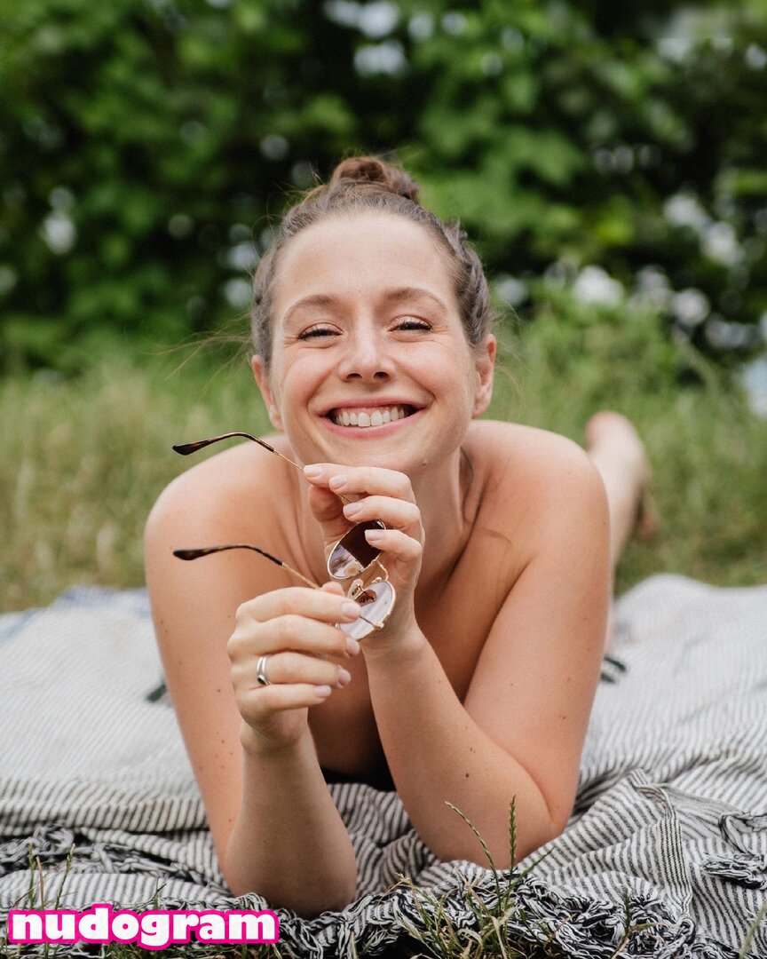 Senta-Sofia Delliponti  sentamusic Фото утечки OnlyFans обнаженная №7 -  Nudogram v2.1