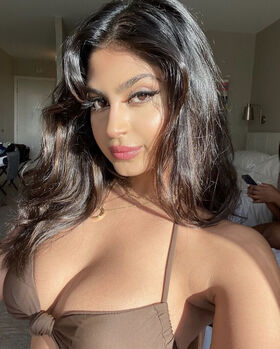Shreya Arun Nude Leaks OnlyFans Photo 11
