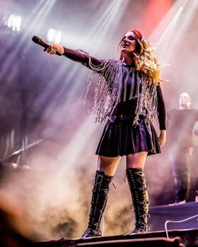 Simone Simons Nøgne lækkede OnlyFans foto 19