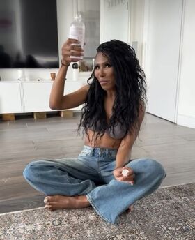 Sinitta Nøgne lækkede OnlyFans foto 6