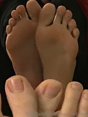 small_girl_feet