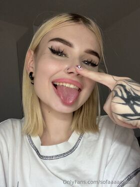 sofaaaaaaaaaa Procurena gola OnlyFans fotografija 44