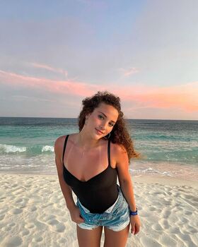Sofie Dossi Nude Leaks OnlyFans Photo 22