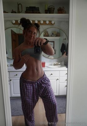 sweetelitegirls Procurena gola OnlyFans fotografija 1