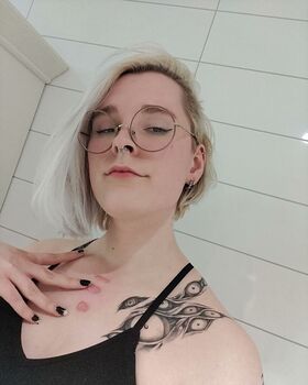 Tall Goth Nude Leaks OnlyFans Photo 4