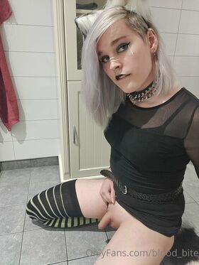 Tall Goth Nude Leaks OnlyFans Photo 22