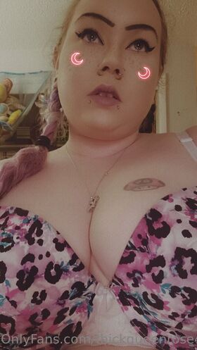 thickqueenrose420 Nude Leaks OnlyFans Photo 9