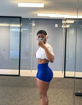 uchemba Fotografie scursă ilegal OnlyFans dezbrăcată 9