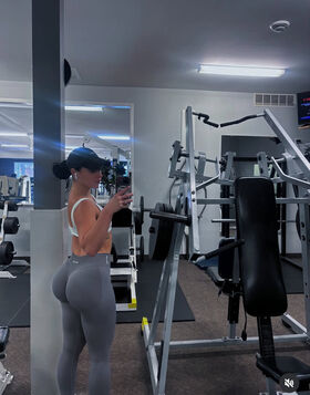 urgymbae Fotografie scursă ilegal OnlyFans dezbrăcată 7