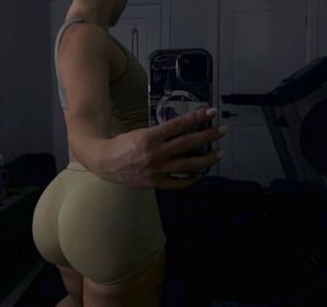 urgymbae Fotografie scursă ilegal OnlyFans dezbrăcată 8