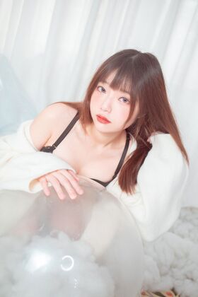 yuanyuan1126 Nude Leaks OnlyFans Photo 4